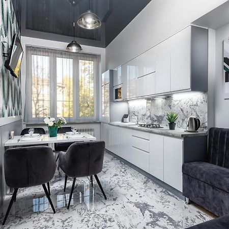 Levia Apartment-With 2 Bedrooms In The Old Town Lviv Bagian luar foto