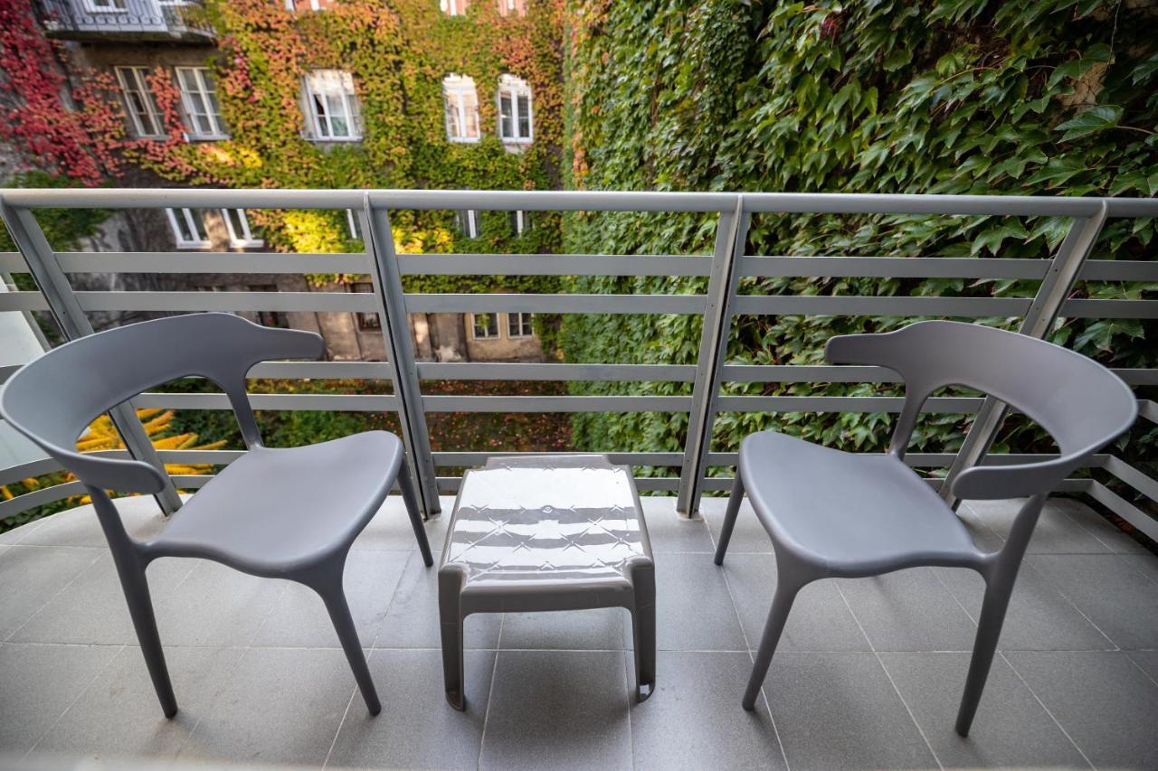 Levia Apartment-With 2 Bedrooms In The Old Town Lviv Bagian luar foto