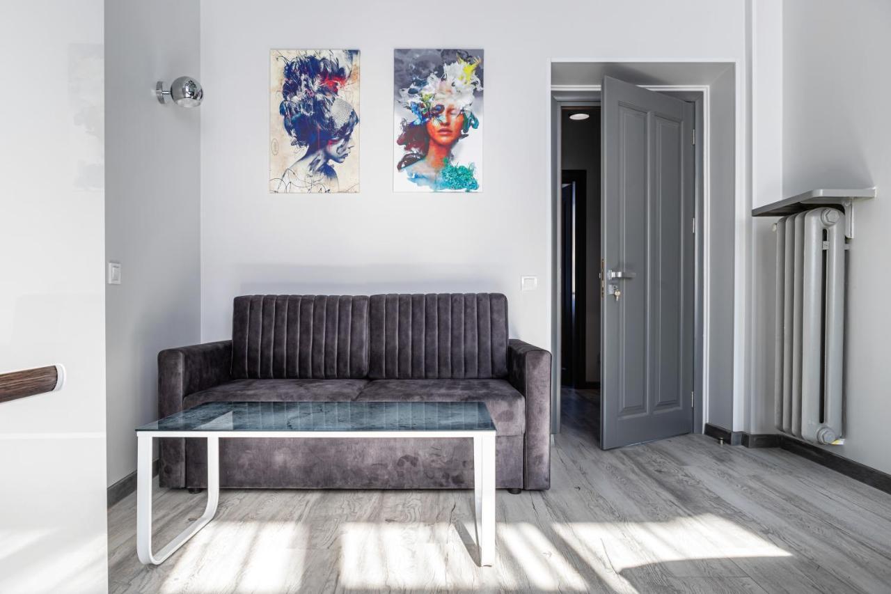 Levia Apartment-With 2 Bedrooms In The Old Town Lviv Bagian luar foto