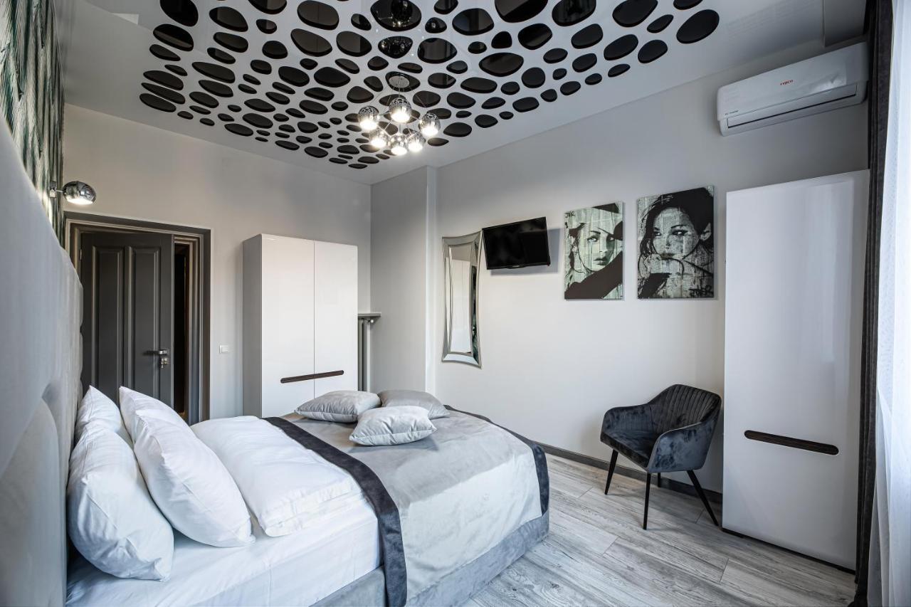 Levia Apartment-With 2 Bedrooms In The Old Town Lviv Bagian luar foto