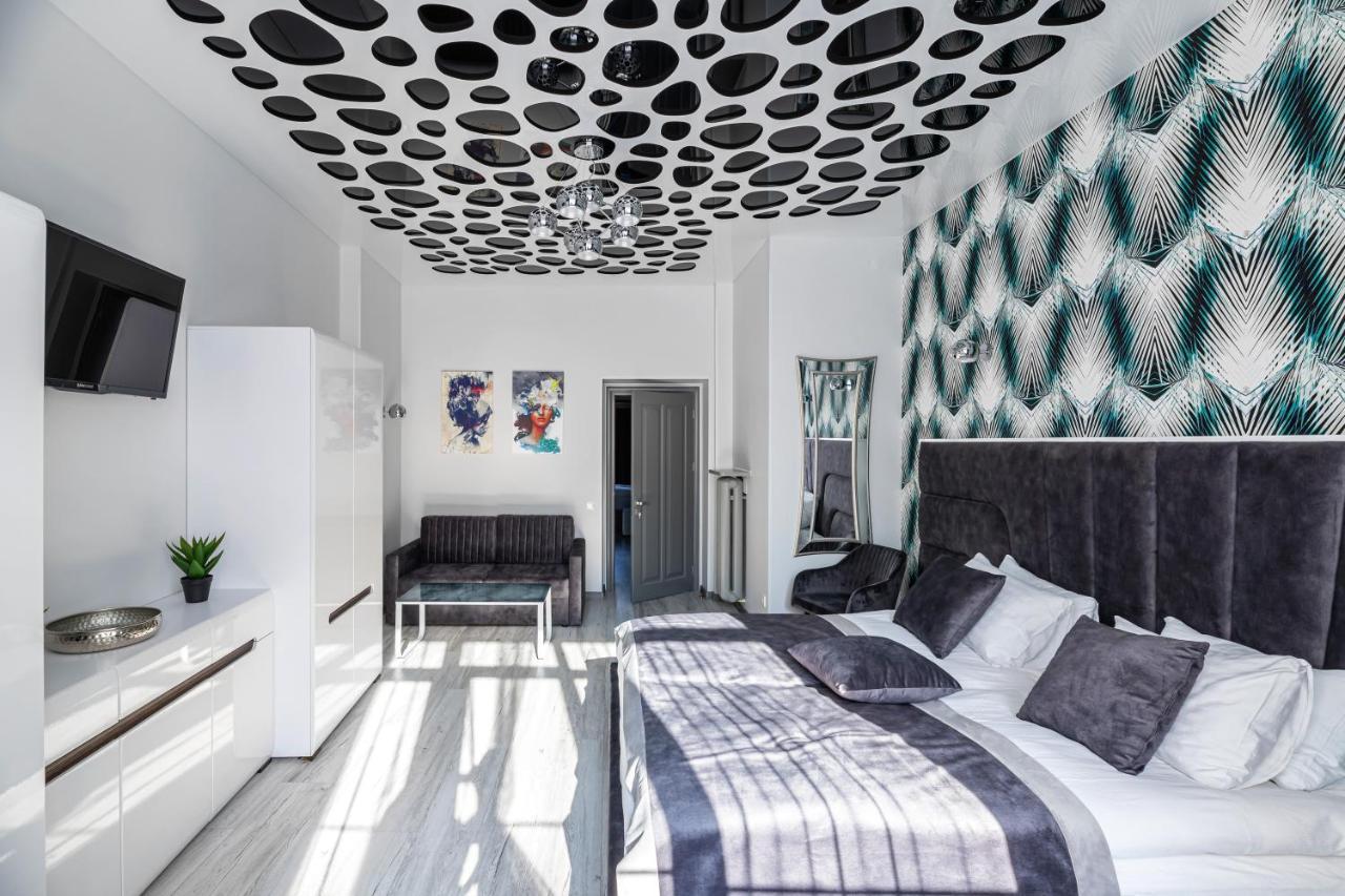 Levia Apartment-With 2 Bedrooms In The Old Town Lviv Bagian luar foto