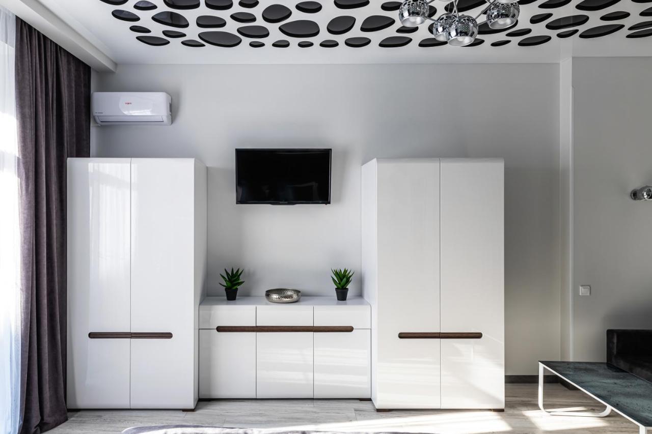 Levia Apartment-With 2 Bedrooms In The Old Town Lviv Bagian luar foto